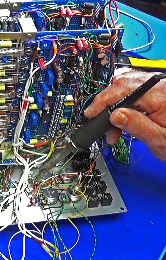 Experimental vacuum tube synthesizer hardware